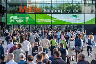 Bilck in eine Menschenmenge vor dem Eingang