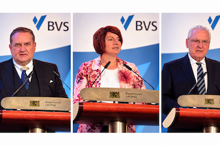 V.l.: Hans-Christian Witthauer, BVS-Vorstand, Katja Müller, Erste Bürgermeisterin Stadt Lauingen und Bayerns Innenminister Joachim Herrmann. Bilder: CH/KI-zusammengestellt
